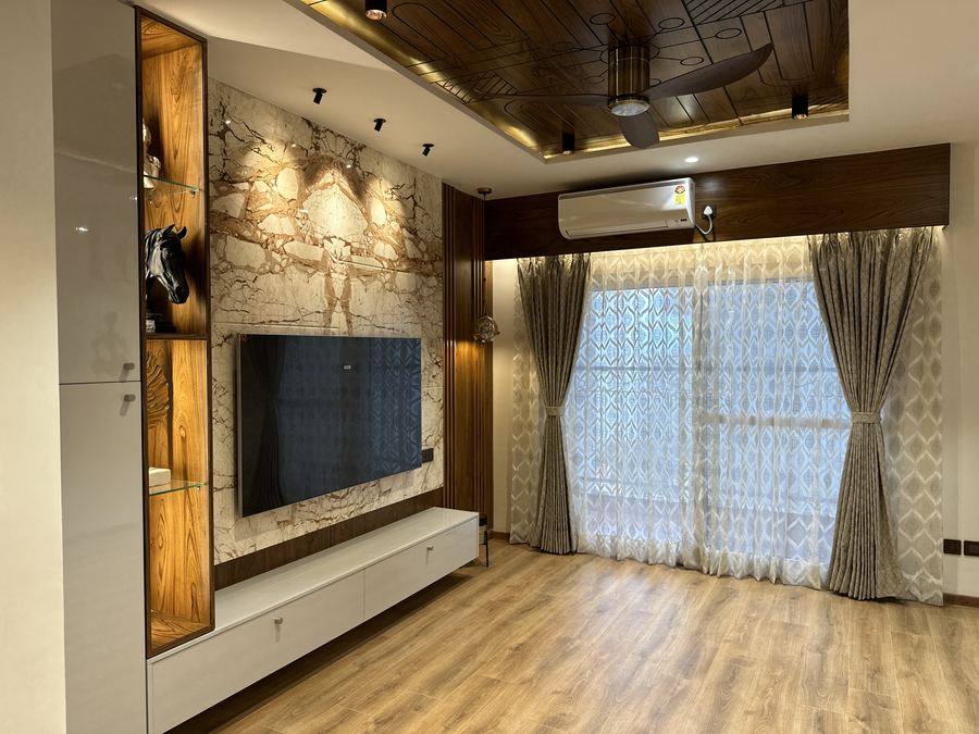 Living room with wood flooring and carved false ceiling